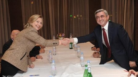 Hillari Klintonun məxfi YAZIŞMASINDAN: “Sərkisyana zəng vuracaq?”