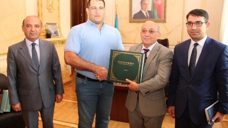 Mübariz Qurbanlı İlham Zəkiyevə hədiyyə verdi - FOTO