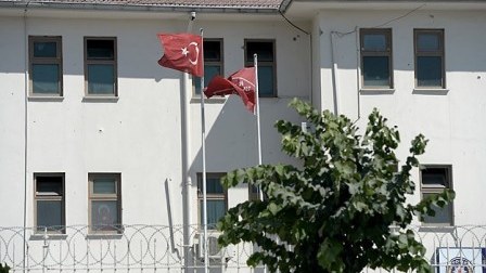 İstanbulda polis bölməsi atəşə tutuldu 