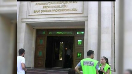 Jurnalistlər Bakı Şəhər Prokurorluğu qarşısında aksiya keçirdi