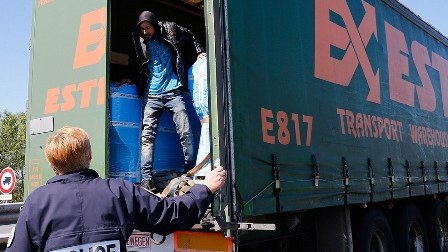 DƏHŞƏT: yük maşınında 50 miqrantın meyiti tapıldı  