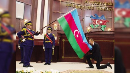 Azərbaycan bayrağında Göy Tanrının rəmzi  