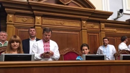Deputatlar parlamentin tribunasını mühasirəyə aldılar