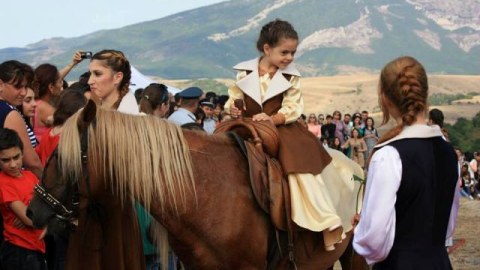Rus jurnalist Azərbaycanın axtardığı milyonçunu Cıdır düzündəki moda sərgisində tapdı - FOTOLAR