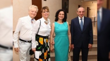 Kazarnovskaya Azərbaycanın xəbərdarlığına məhəl qoymadı - Xankəndində oğlu ilə konsert verdi