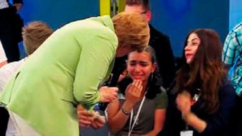  Angela Merkel fələstinli qızı sevindirdi    