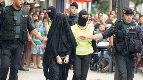 İŞİD-çi qadını küçədə gəzdirdilər