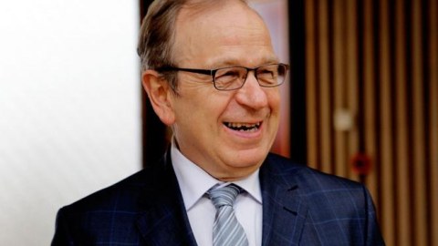 Bank sədri maaşını qaçqınlara verəcək