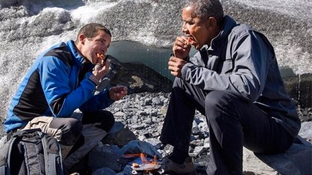 Obama ayının yarımçıq qoyduğu balığı yedi – VİDEO