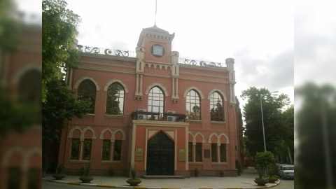 Universitetdə müəllimlərin maaşı, tələbələrin təqüdü artırıldı