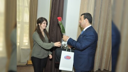 Rektor yüksək bal toplayan tələbələri mükafatlandırdı