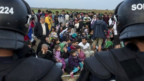 Macarıstan miqrantlara qarşı silah işlədəcək
