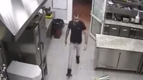 Bakıda general oğlu ofsiantı belə bıçaqladı - VİDEO