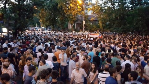 Ermənistanda Konstitusiya islahatı əleyhinə ilk mitinq keçirilir