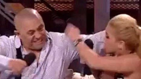 Milyonçu müğənni sevgilisini canlı yayımda döydü