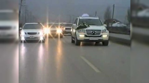Məmur oğlunun toy karvanı yolda özbaşınalıq etdi - VİDEO