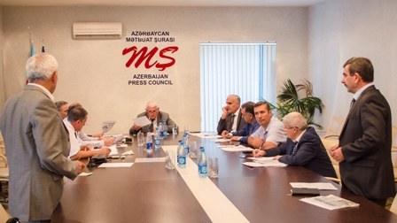 Mətbuat Şurasında qəzetlərlə bağlı şikayətlərə baxıldı