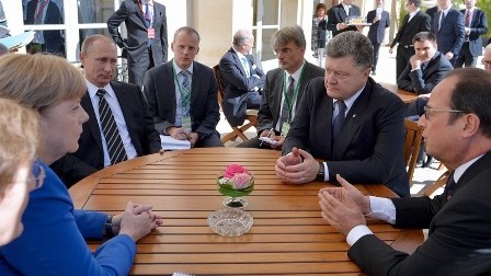 Merkel Putinlə Poroşenkonu salamlaşmağa MƏCBUR ETDİ 