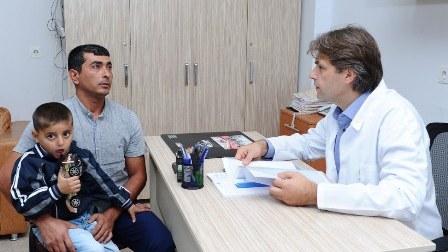 Heydər Əliyev Fondunun dəstəyi ilə eşitmə qüsurlu şəxslər üzərində əməliyyatlar aparılır – FOTO 
