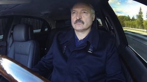 Lukaşenko yol hərəkəti qaydalarını pozdu: Prezident cərimə oluna bilər - FOTO