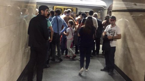 Metroda qatar dayandı- Sərnişinlər panikaya düşdü