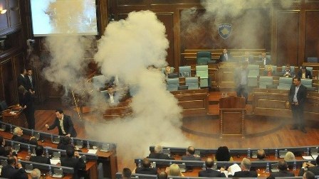 Deputat parlamentdə qumbara partlatdı - FOTO