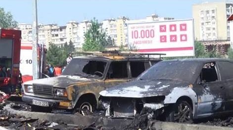 Bakıdakı yanan binanın qarşısında AKSİYA