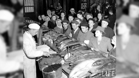 Bir şəklin tarixçəsi: Qara kürü - varlıların bəyənmədiyi fəhlə-kəndli yeməyi...