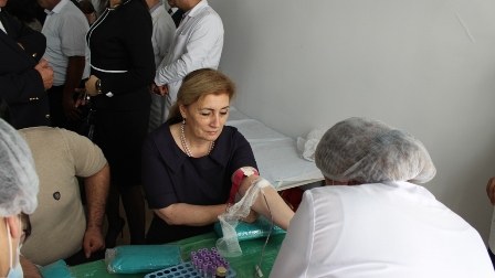 Xanım deputat qan verdi – FOTO 