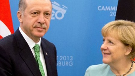 Merkelin Türkiyə səfəri Almaniya Bundestagını ikiyə böldü 