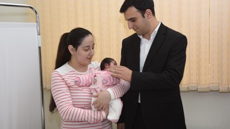 Azərbaycanda körpə ana bətnində əməliyyat olunub 