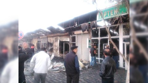 Azərbaycanda böyük ticarət mərkəzi YANDI - Sahibkarlar ziyana düşdülər - FOTOLAR