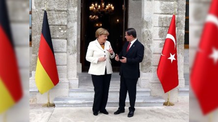 Merkel Türkiyəyə gəldi: Davudoğlu ilə görüşür