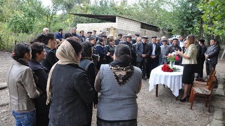 Qənirə Paşayeva ön cəbhə kəndlərinə getdi - FOTOLAR