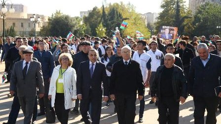 Azay Quliyevin seçki qərargahından “bayraq hədiyyəsi” aksiyası