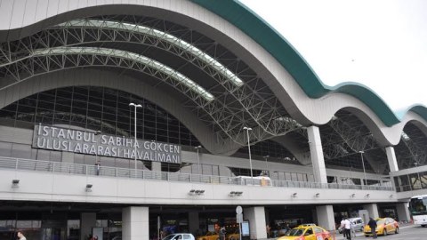 Qadın İstanbul hava limanında özünü asdı