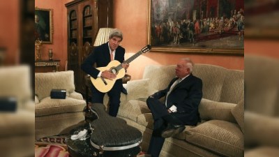 Con Kerriyə gitara hədiyyə etdilər