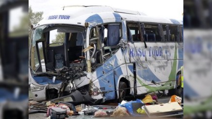 Yük maşını avtobusla toqquşdu: 42 ölü
