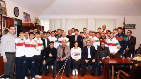 Adil Əliyev Dünya Çempionatında Azərbaycanı təmsil edəcək milli komandanın üzvləri ilə görüşüb