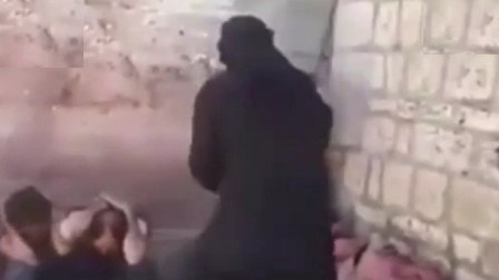 İŞİD-dən qandonduran qəddarlıq - Girovları dəyənəklə döyürlər - VİDEO