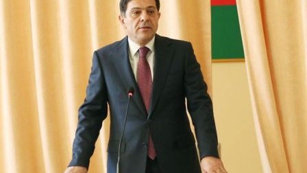 Xaləddin İsgəndərov həmkəndlilərinə peyin iylədir - FOTOLAR