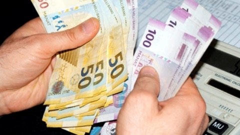 Həm maaş, həm də pensiya alan deputatlar, məmurlar...