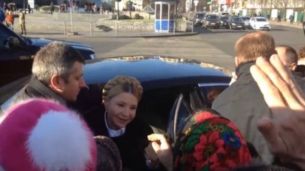 Timoşenko Yanukoviçin avtoparkından oğurlanan “Mercedes”də gəzib - VİDEO