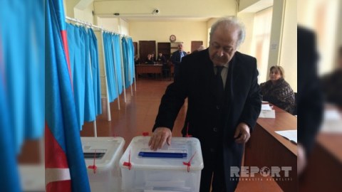 Ayaz Mütəllibov parlament seçkilərində səs verib - FOTO