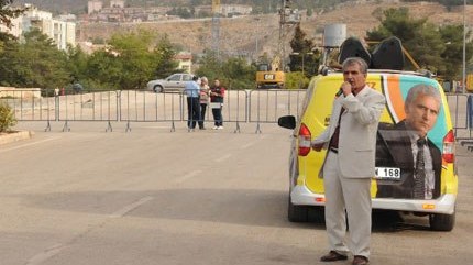 Boş meydanda mitinq etdi, 3 partiyanı geridə qoydu