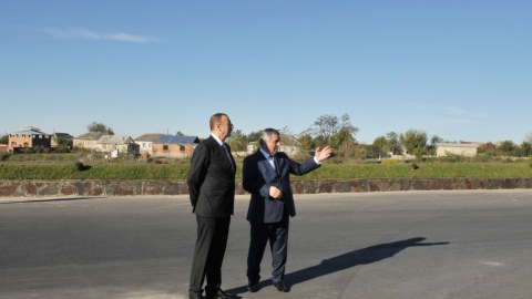 Prezident İlham Əliyev Yevlax-Balakən magistralının genişləndirilməsi işləri ilə tanış olub