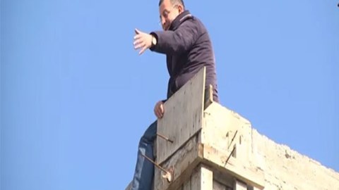 İcra başçısının intihara cəhd edən sahibkara CAVABI: "Obyekti qanunsuz tikdirib"