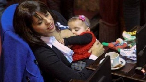 Deputatlar parlamentin zalında uşaq əmizdirmək istəyirlər