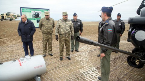 Zakir Həsənov helikopterlərin döyüş təlimlərini izlədi - FOTOLAR