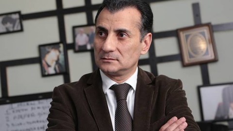 Ona söyən də baxır, sevən də baxır...